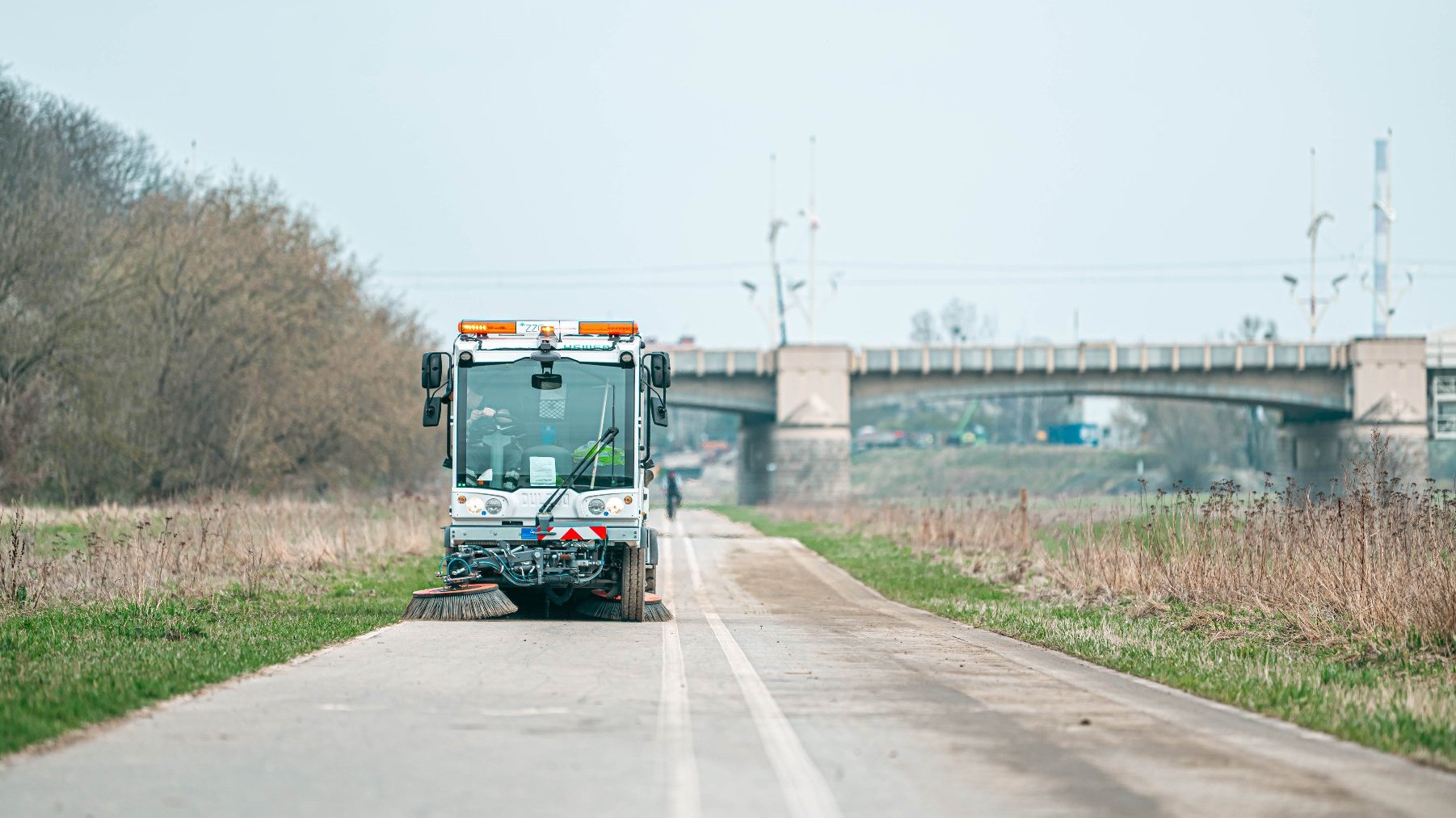 Zdjęcie przedstawia samochód sprzątający na Wartostradzie.