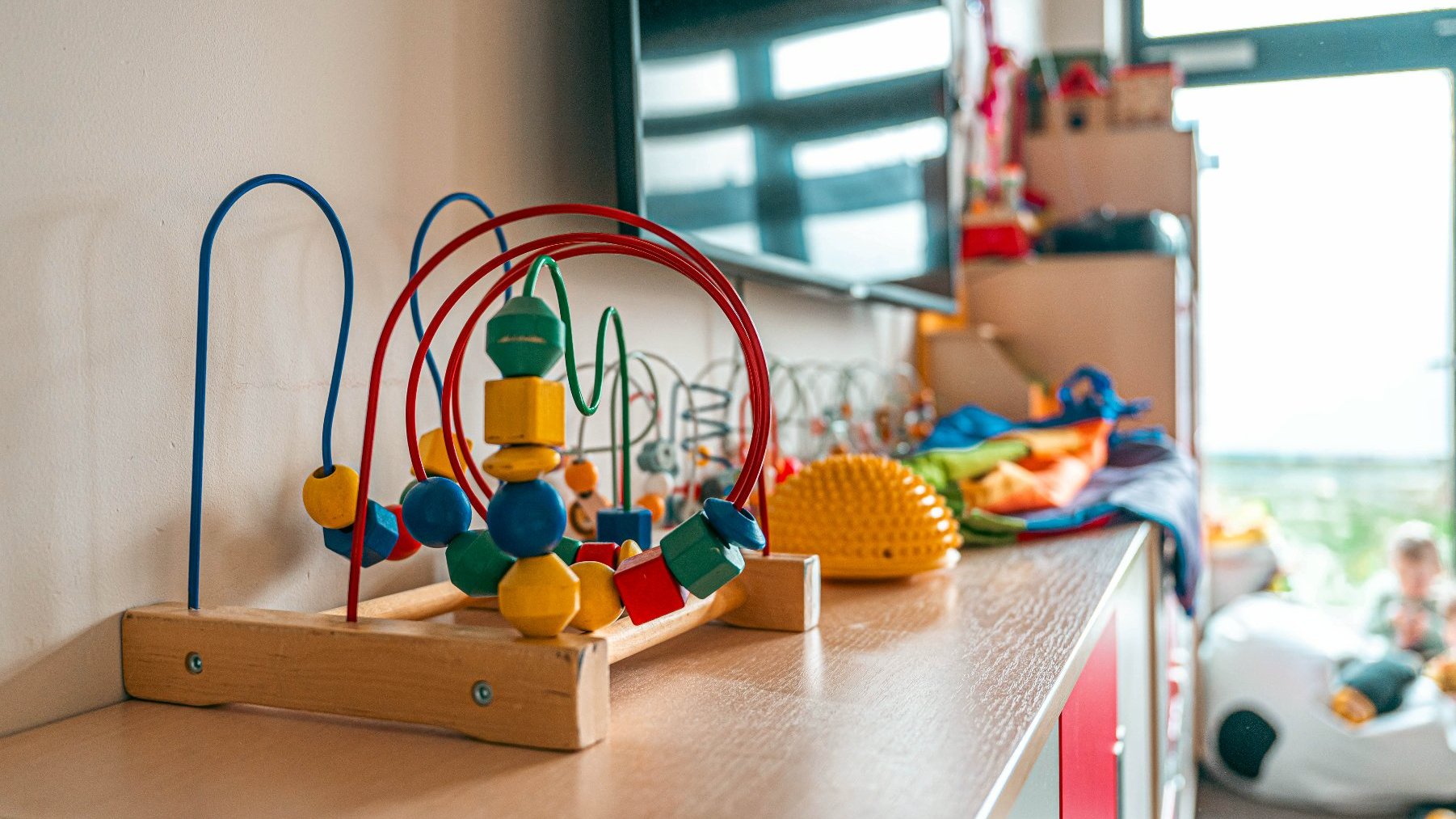 Na zdjęciu zabawki dla dzieci stojące na półce w sali żłobka