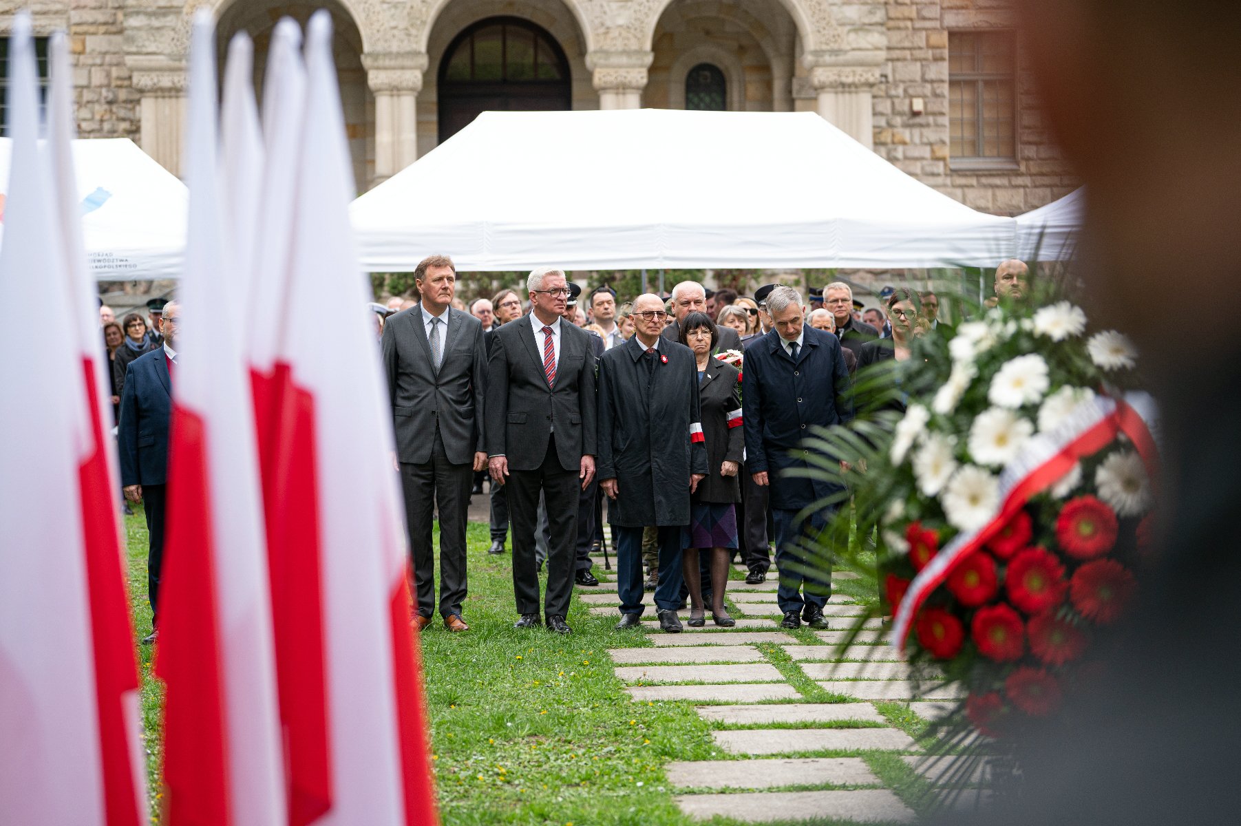 Na zdjęciu delegacja składająca kwiaty - grafika artykułu