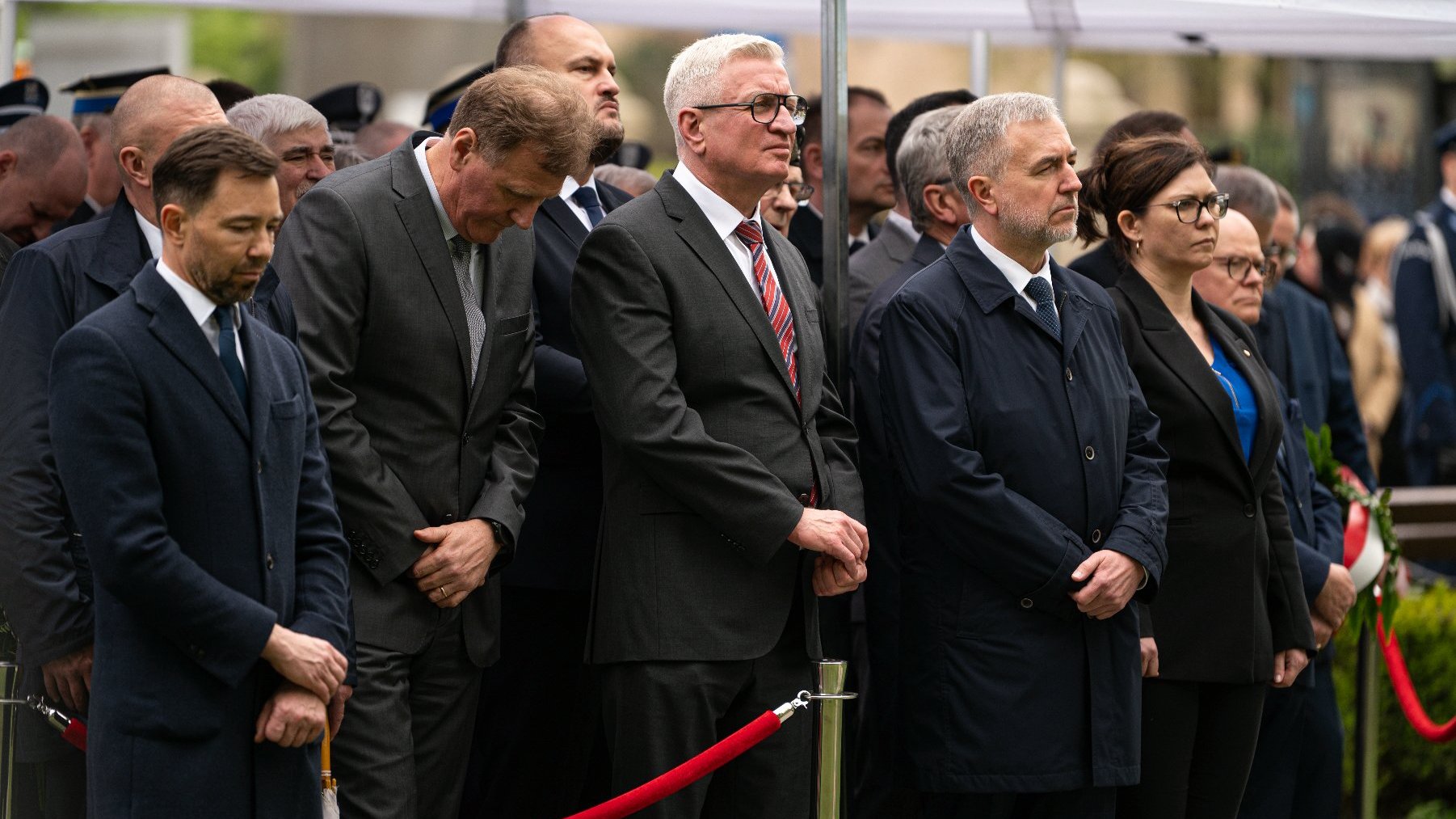 Na zdjęciu samorządowcy stojący w szeregu