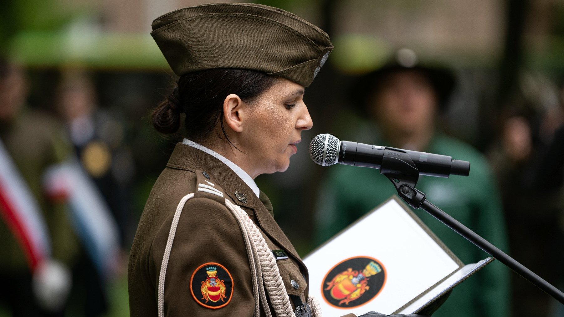 Na zdjęciu żołnierka przy mikrofonie