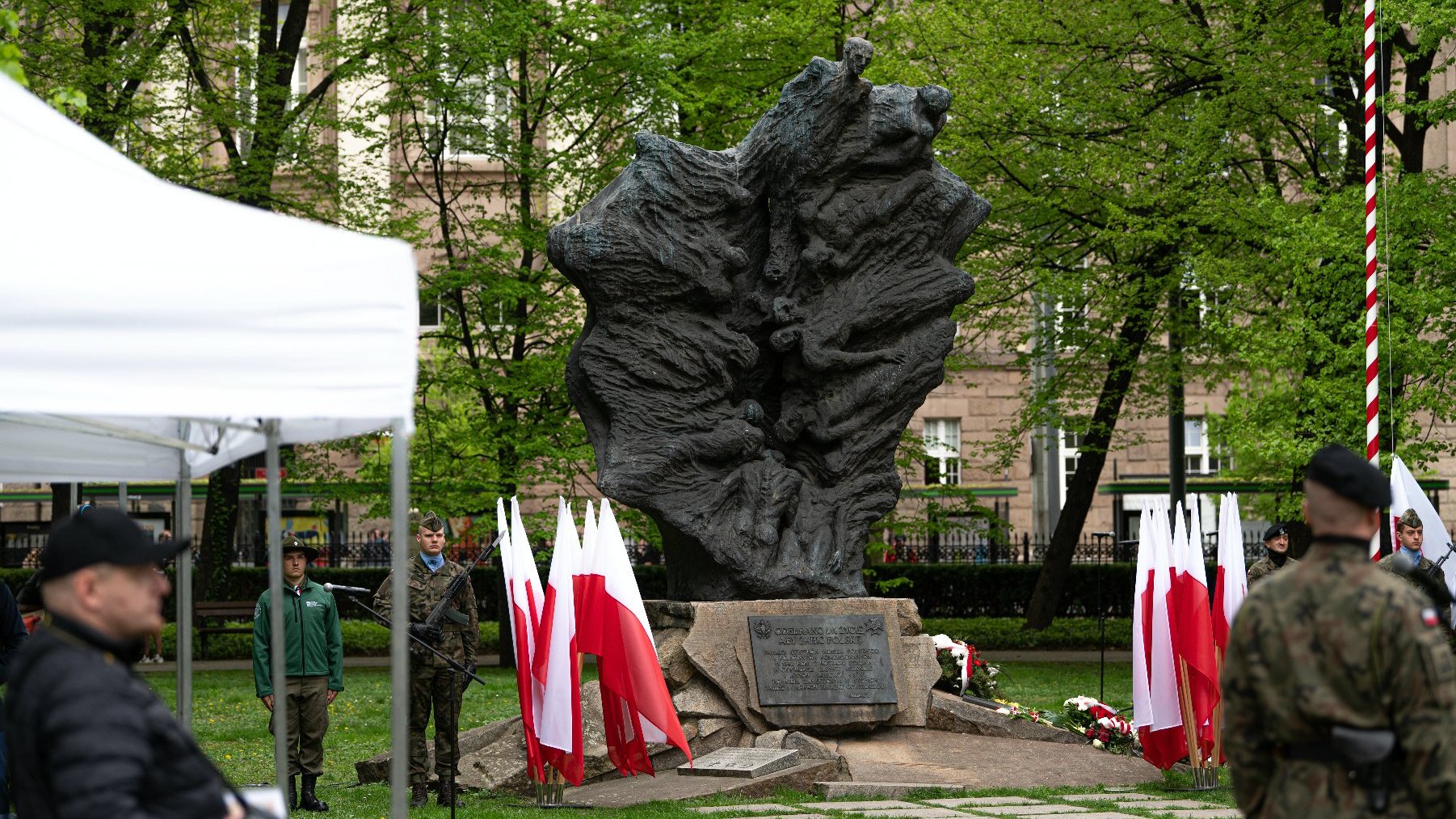 Na zdjęciu pomnik, obok niego stoi warta honorowa