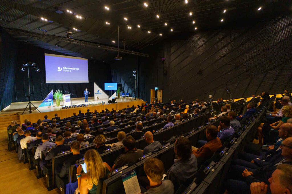 Zdjęcie przedstawia aulę pełną ludzi podczas konferencji Stormwater. - grafika artykułu