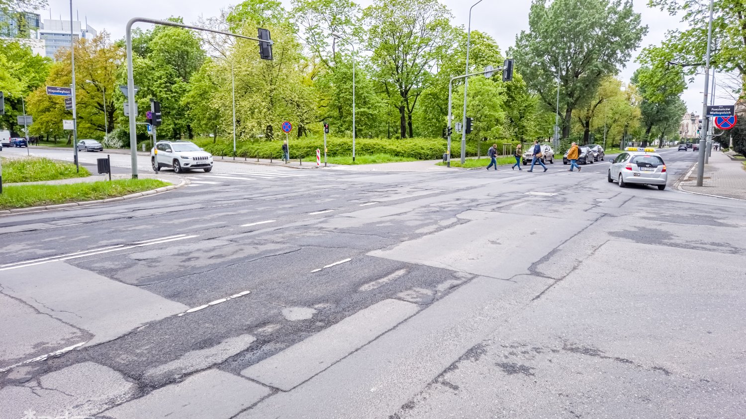 Galeria zdjęć pokazujących stan nawierzchni przed remontem