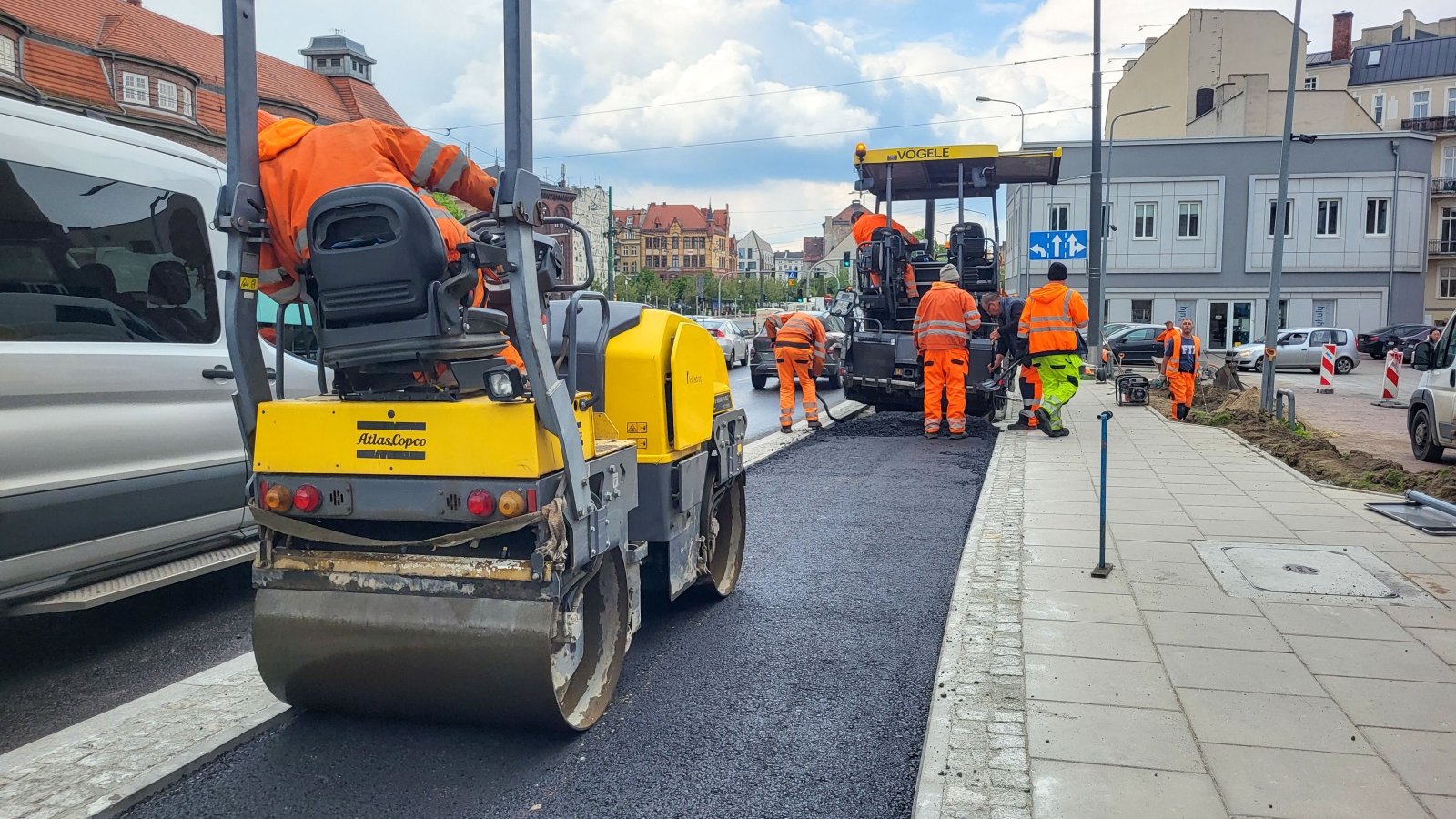 Galeria zdjęć z układania nawierzchni na nowej drodze rowerowej