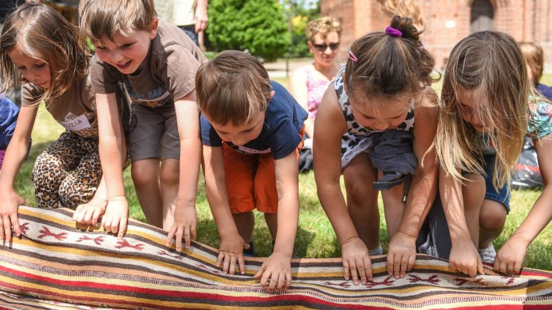 Dzieci bawiące się podczas animacji przy Bramie Poznania