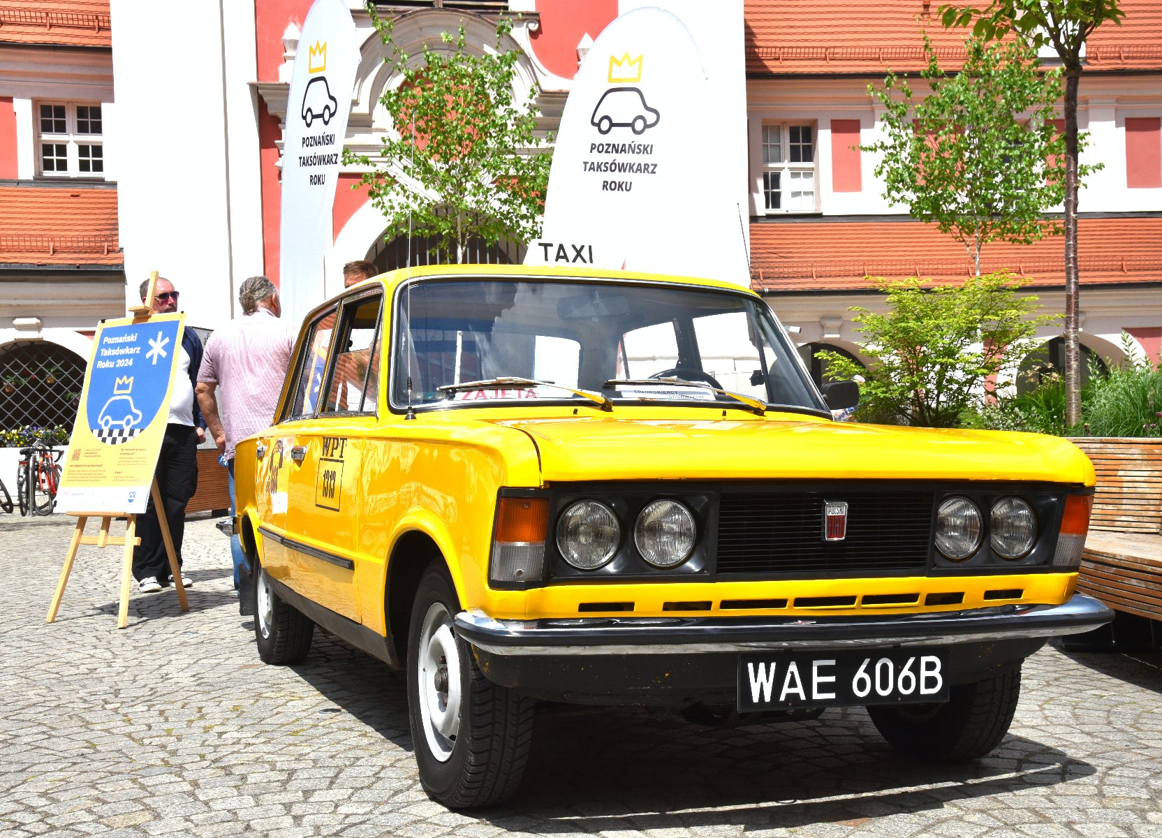 Zdjęcie przedstawia żółtą taksówkę znana z serialu Zmiennicy. - grafika artykułu