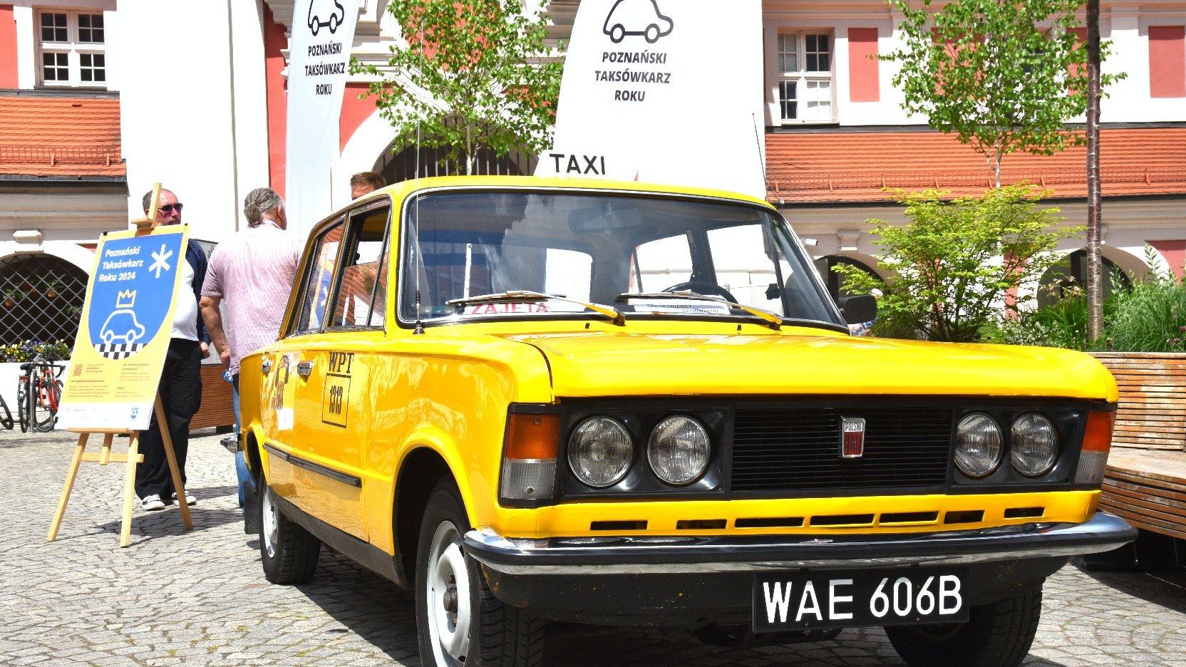 Zdjęcie przedstawia żółtą taksówkę znana z serialu Zmiennicy.