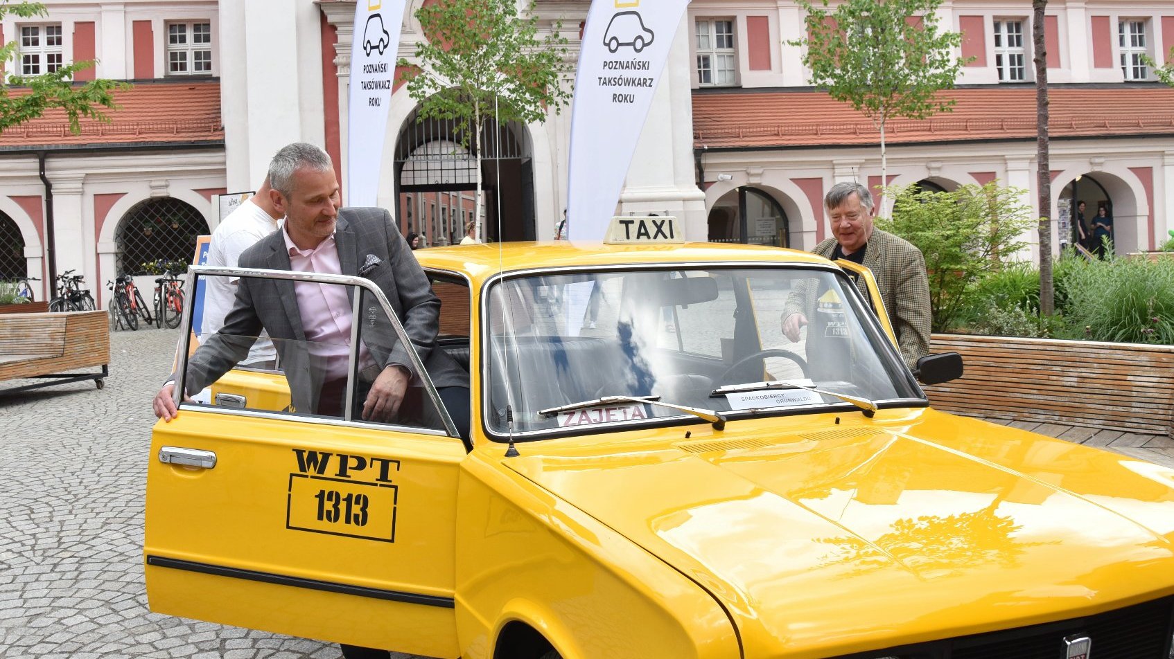 Zdjęcie przedstawia wiceprezydenta Solarskiego i Mieczysława Hryniewicza wsiadających do taksówki.