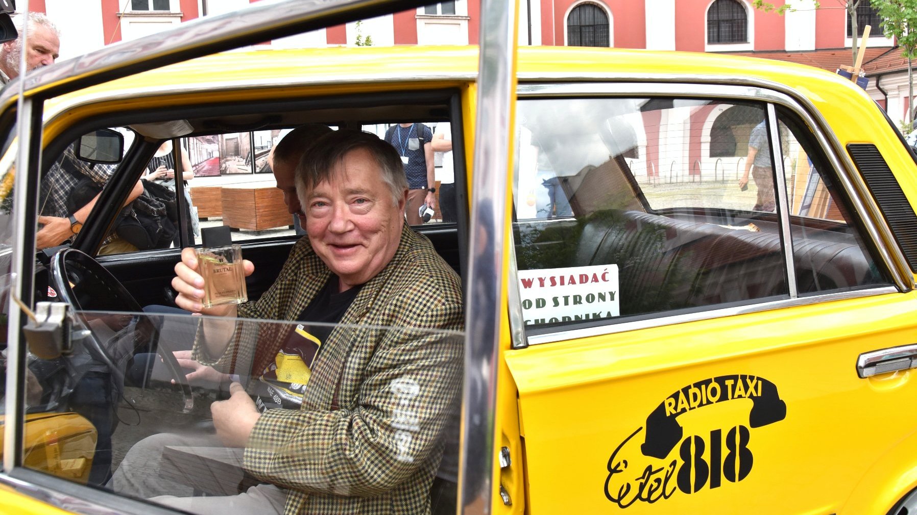 Zdjęcie przedstawia Mieczysława Hryniewicza w taksówce.