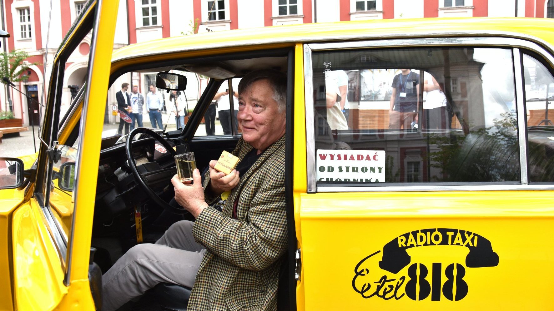 Zdjęcie przedstawia Mieczysława Hryniewicza w taksówce.