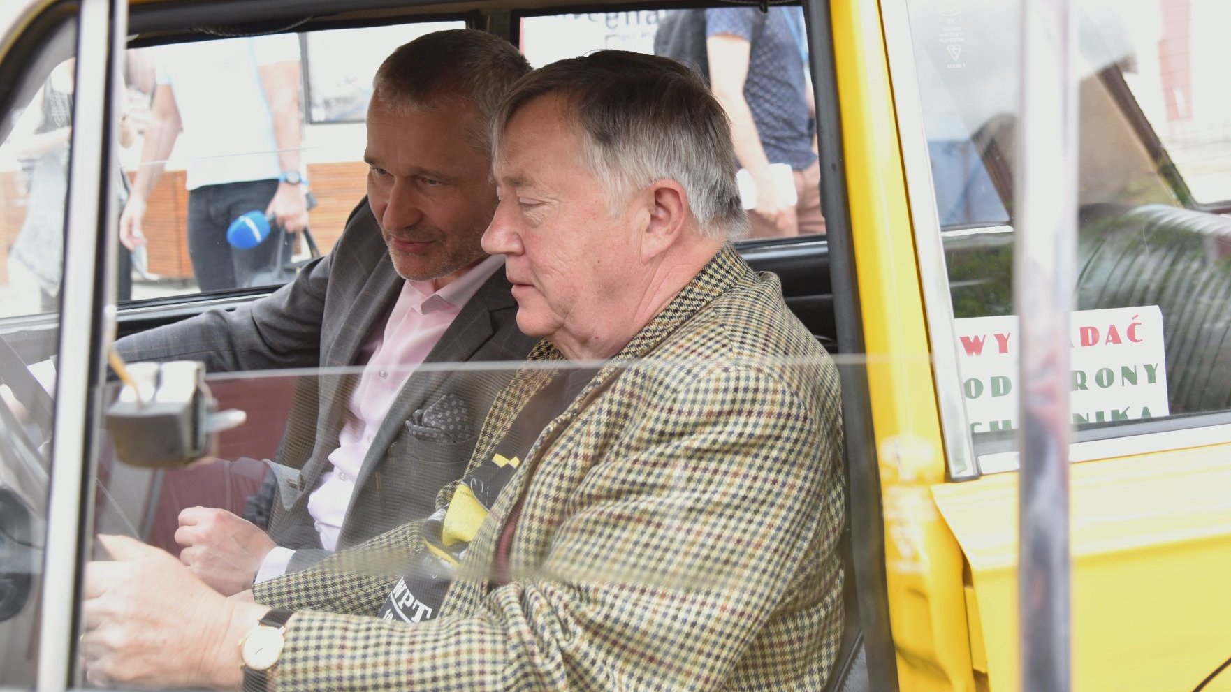 Zdjęcie przedstawia Mieczysława Hryneiwicza i wiceprezydenta Solarskeigo w taksówce.