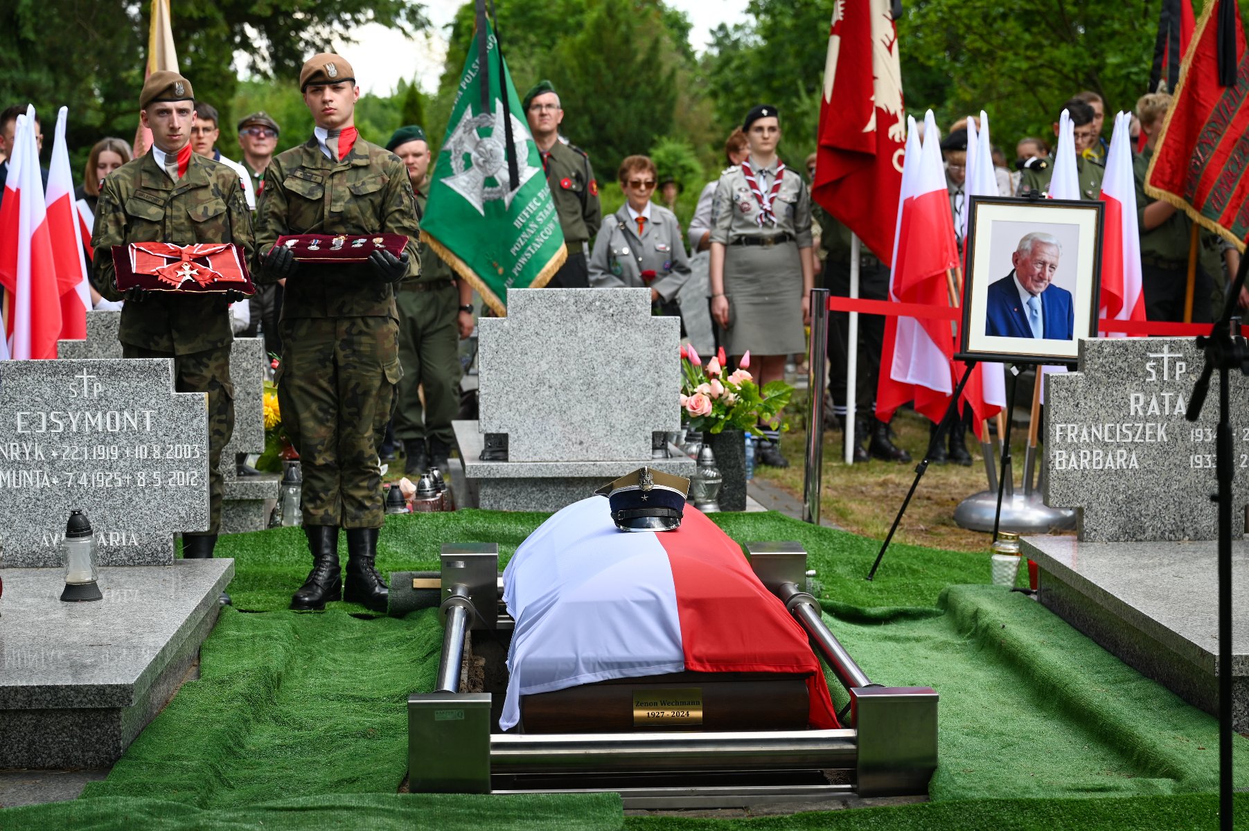 Na zdjęciu trumna nakryta flagą, obok żołnierze - grafika artykułu