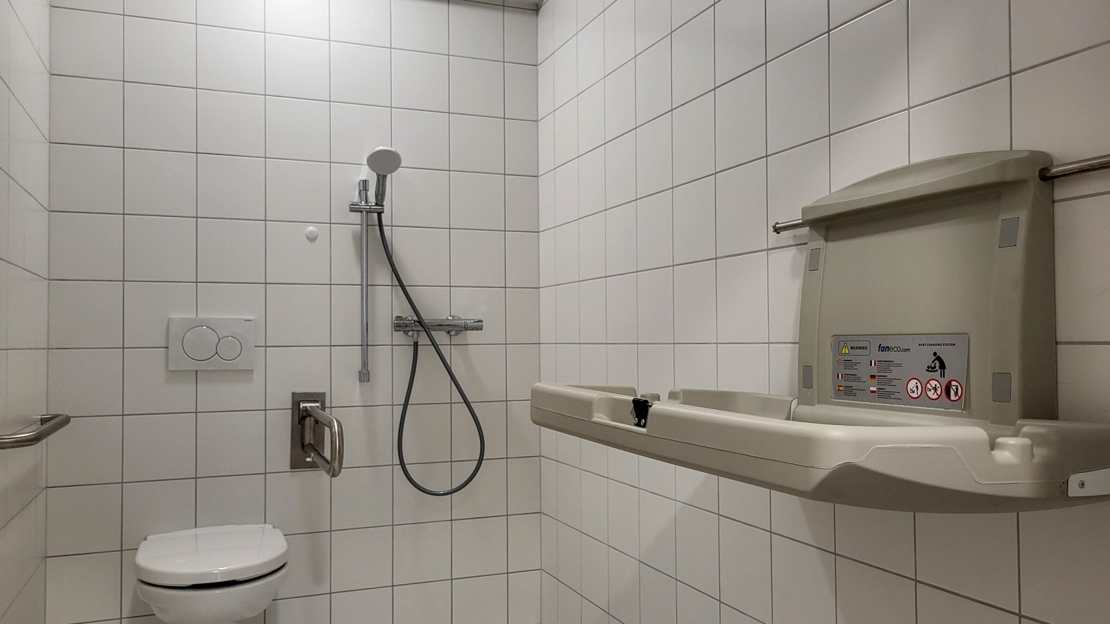 Na zdjęciu łazienka przystosowana do potrzeb osób z niepełnosprawnościami