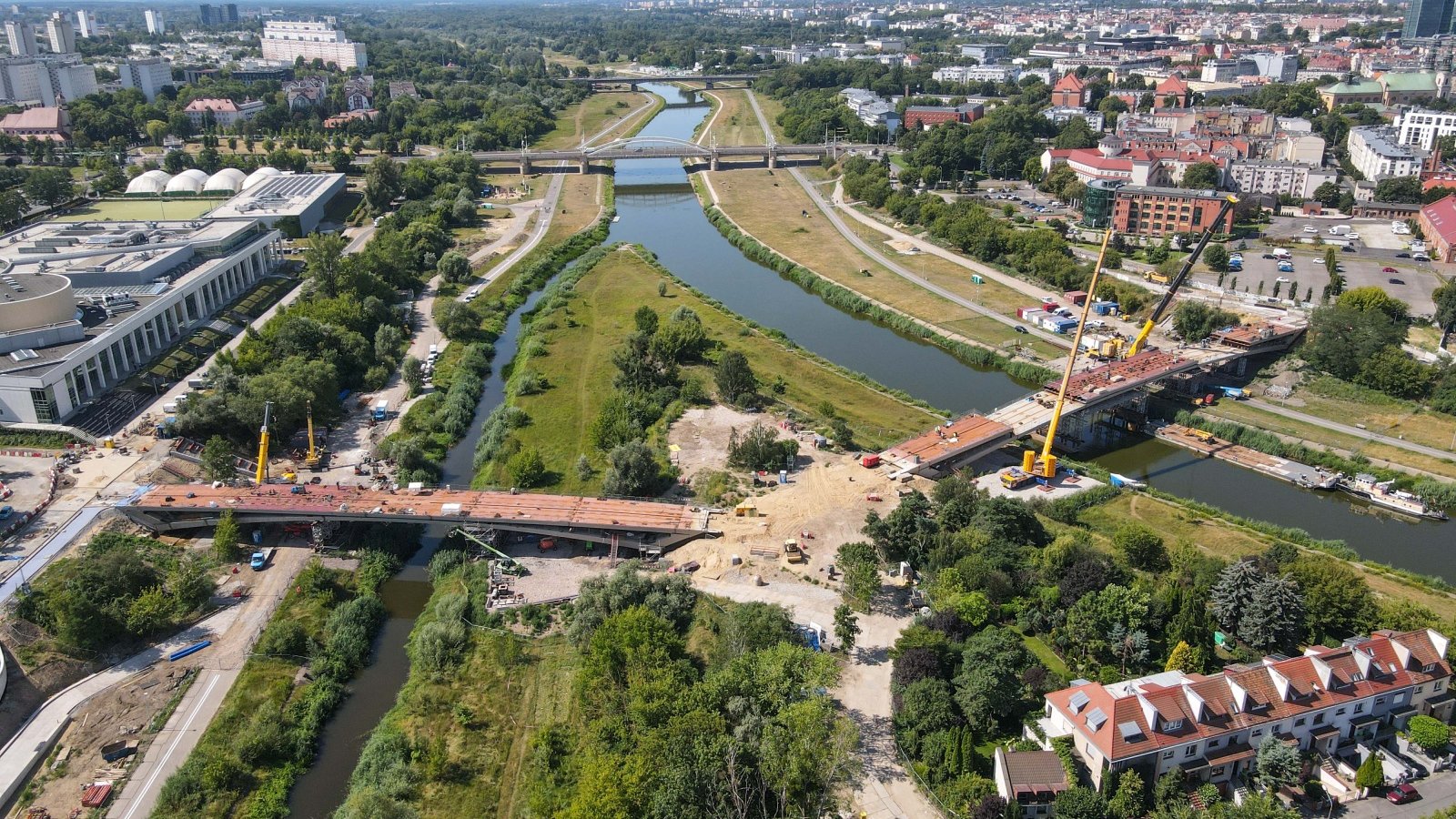 Widok z lotu ptaka na plac budowy mostów Berdychowskich.