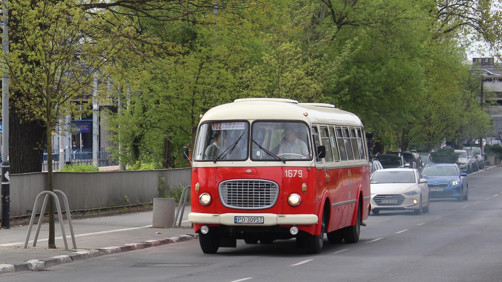 Na zdjęciu stary, czerwony autobus na poznańskiej ulicy - grafika artykułu