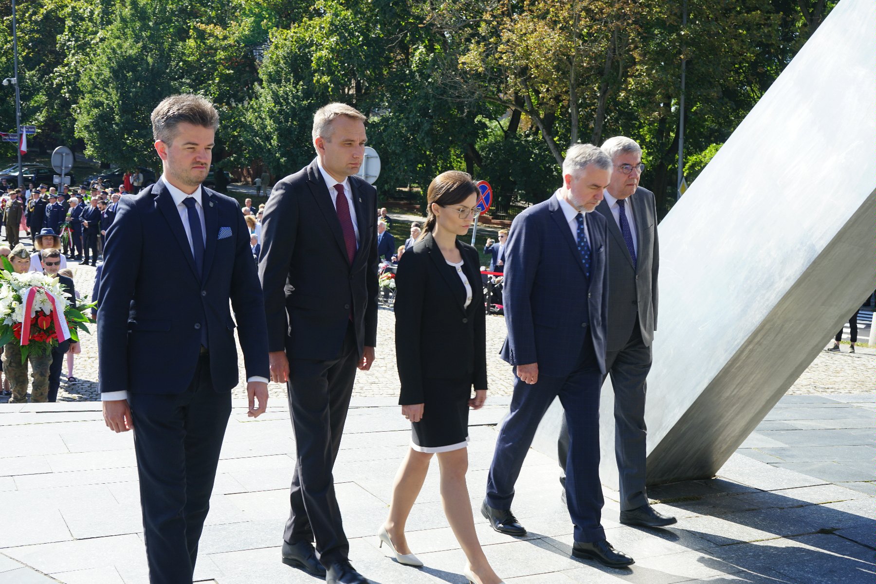 Na zdjeciu przedstawiciele władz rządowych i samorządowych podczas składania wiązanki kwiatów - grafika artykułu