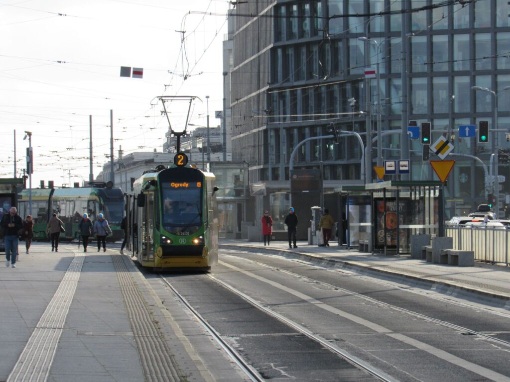 Tramwaj linii nr 2 jadący objazdem przez ul. Roosevelta - grafika artykułu