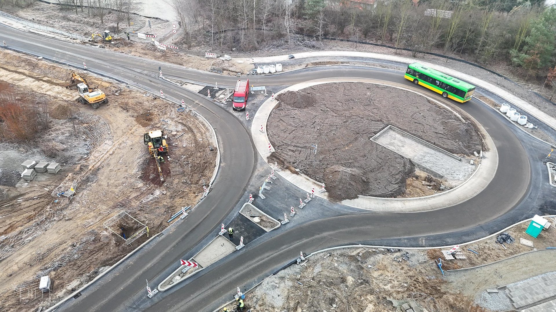 Na zdjęciu rondo widziane z lotu ptaka, przejeżdża po nim miejski autobus