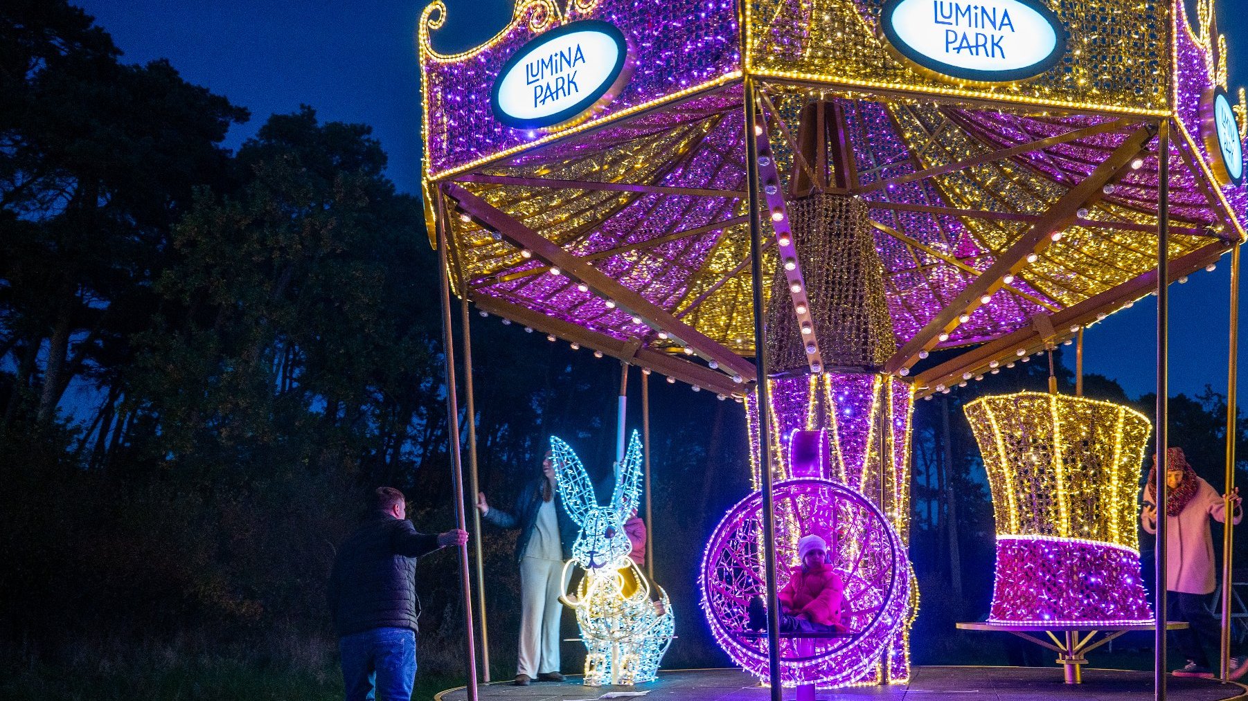 Jedna z iluminacji świetlnych - kolorowa karuzela z napisem "Lumina Park".