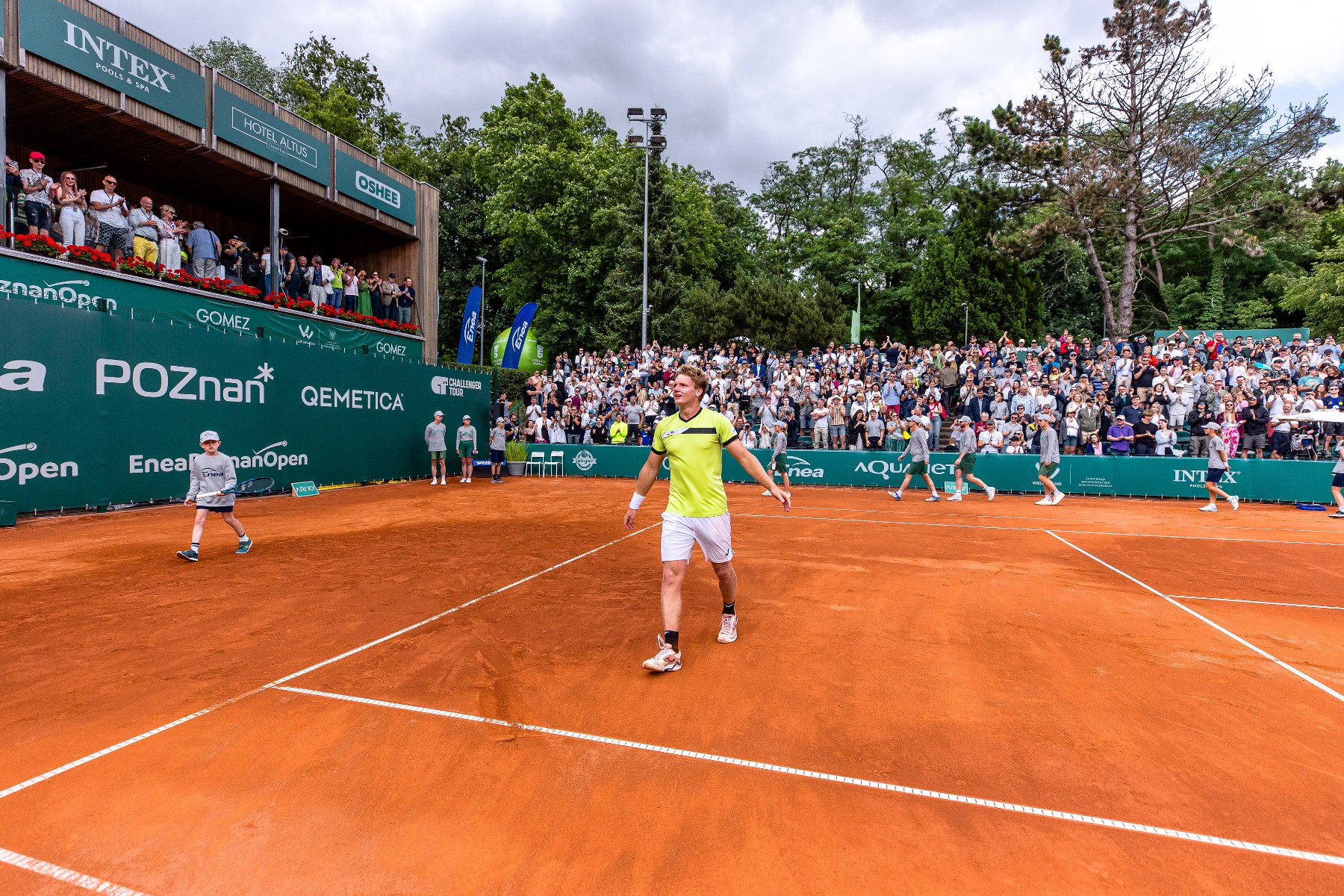 Maks Kaśnikowski wygrywający Enea Poznań Open 2024, fot. Paweł Rychter/Enea Poznań Open - zawodnik cieszy się na korcie po zwycięstwie, a w tle pełne trybuny - grafika artykułu