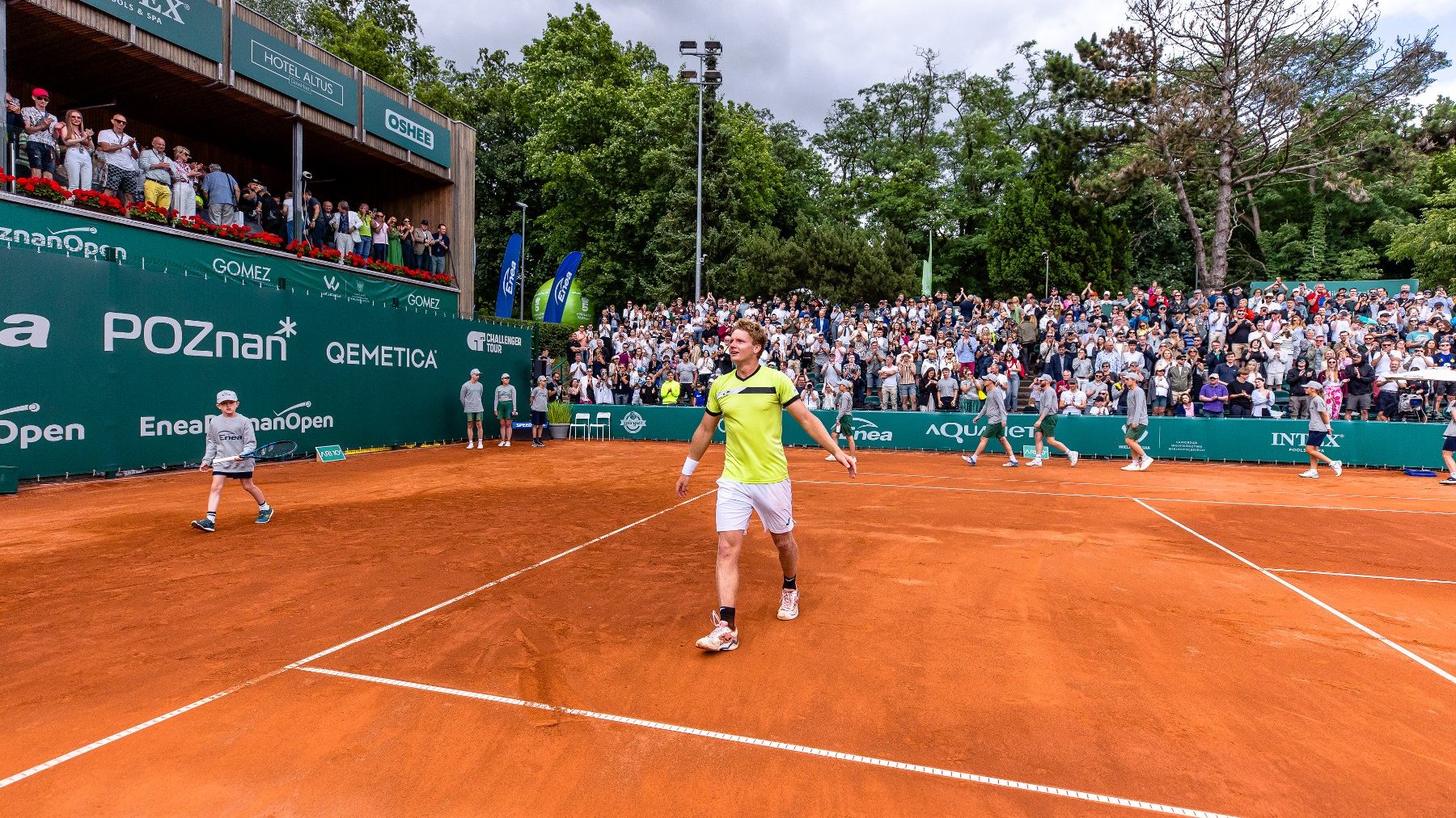 Maks Kaśnikowski wygrywający Enea Poznań Open 2024, fot. Paweł Rychter/Enea Poznań Open - zawodnik cieszy się na korcie po zwycięstwie, a w tle pełne trybuny