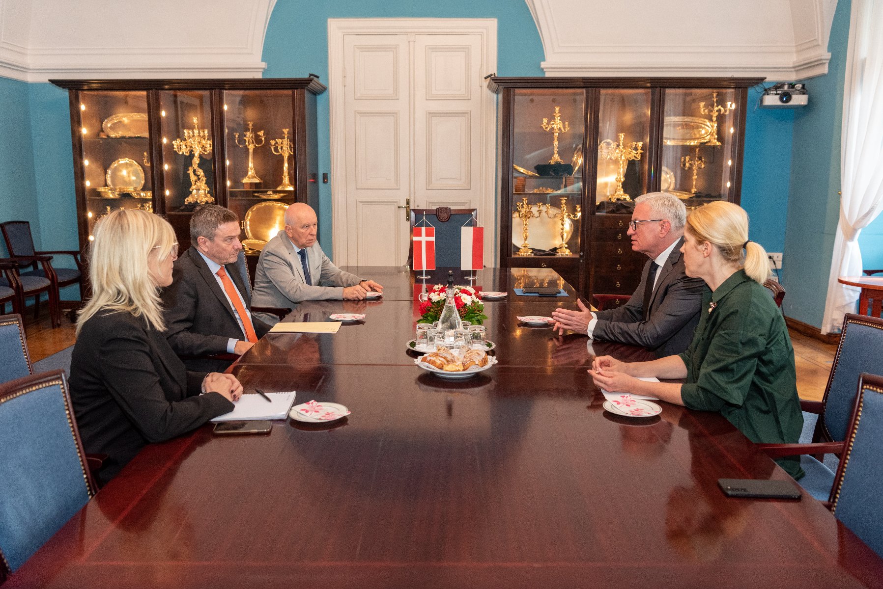 Galeria zdjęć przedstawia wizytę ambasadora Danii w Urzędzie Miasta Poznania. - grafika artykułu