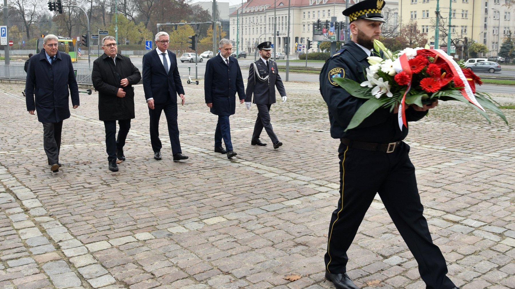 Galeria zdjęć ze składania kwiatów w dniu Wszystkich Świętych na grobach zasłużonych przez przedstawicieli poznańskiego samorządu