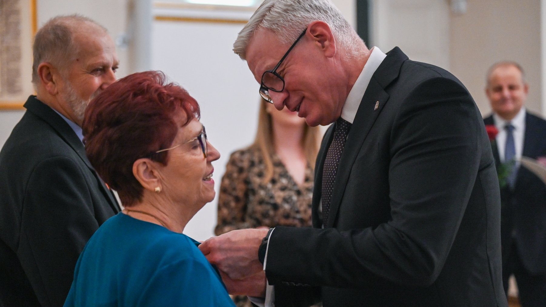 Na zdjeciu prezydent Poznania przypinający medal parze jubilatów