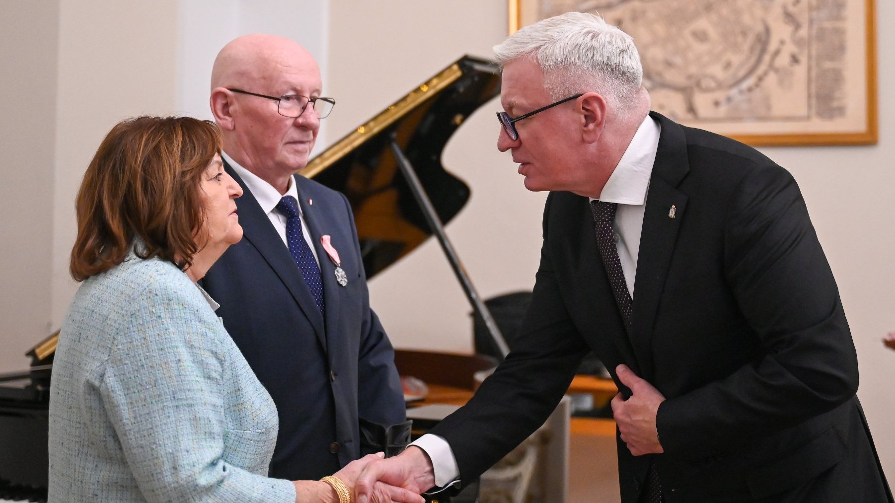 Na zdjęciu prezydent Poznania podający rękę parze małżonków