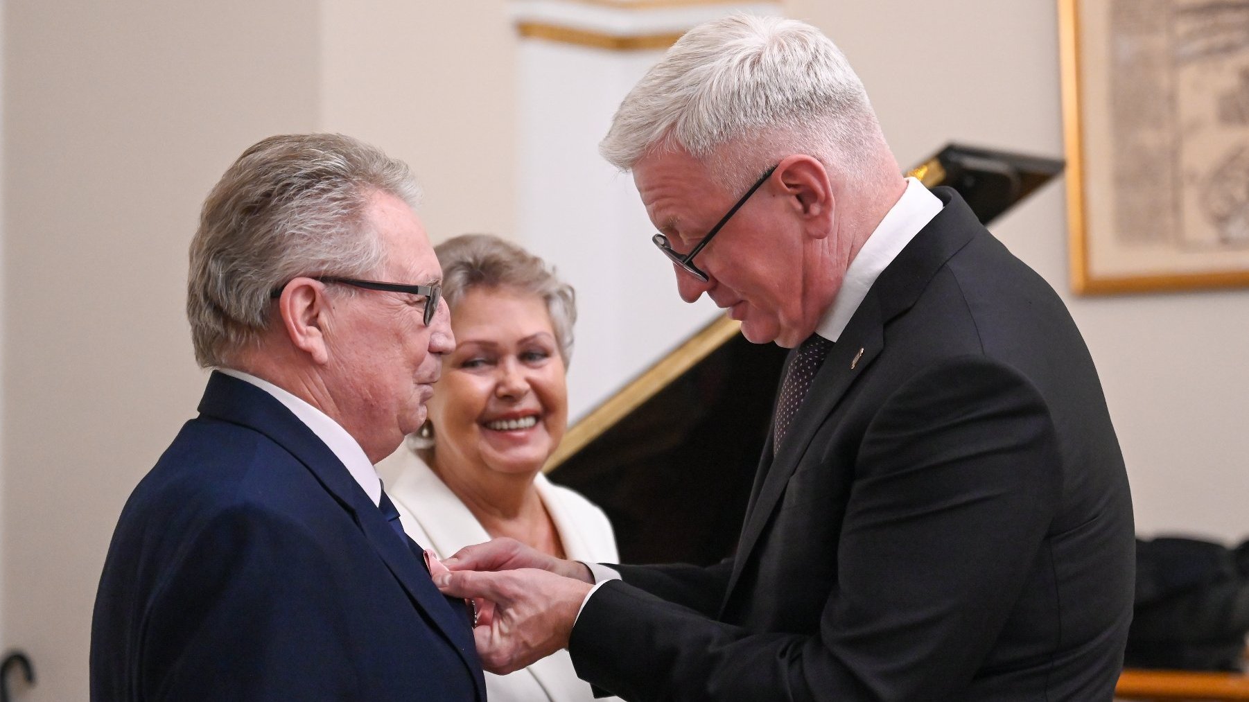 Na zdjęciu prezydent Poznania przypinający medal mężczyźnie