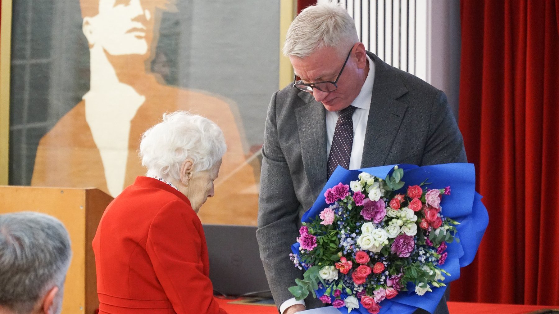 Na zdjęciu prezydent Poznania wręczający kwiaty jubilatce