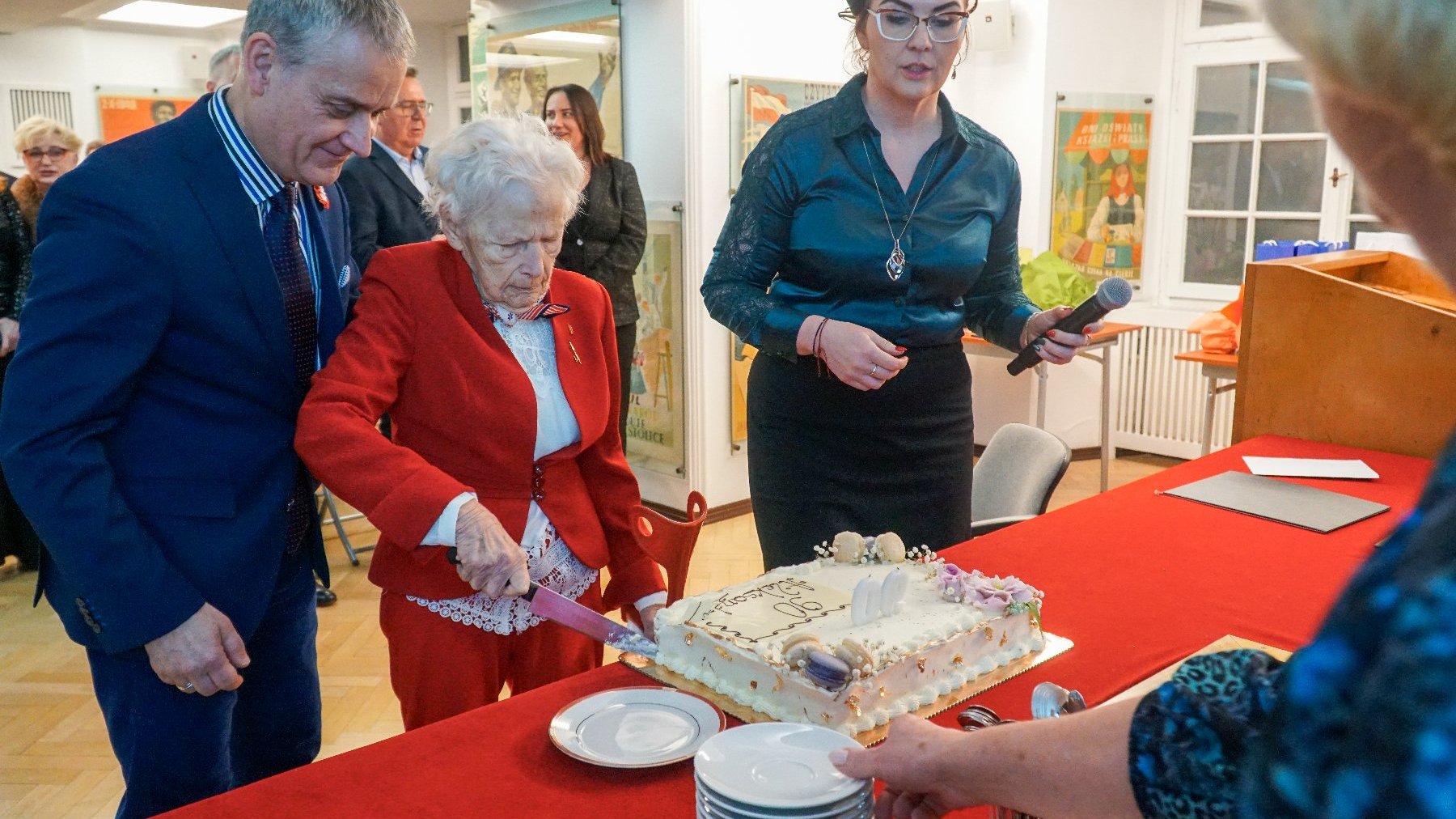 Na zdjeciu jubilatka krojąca tort