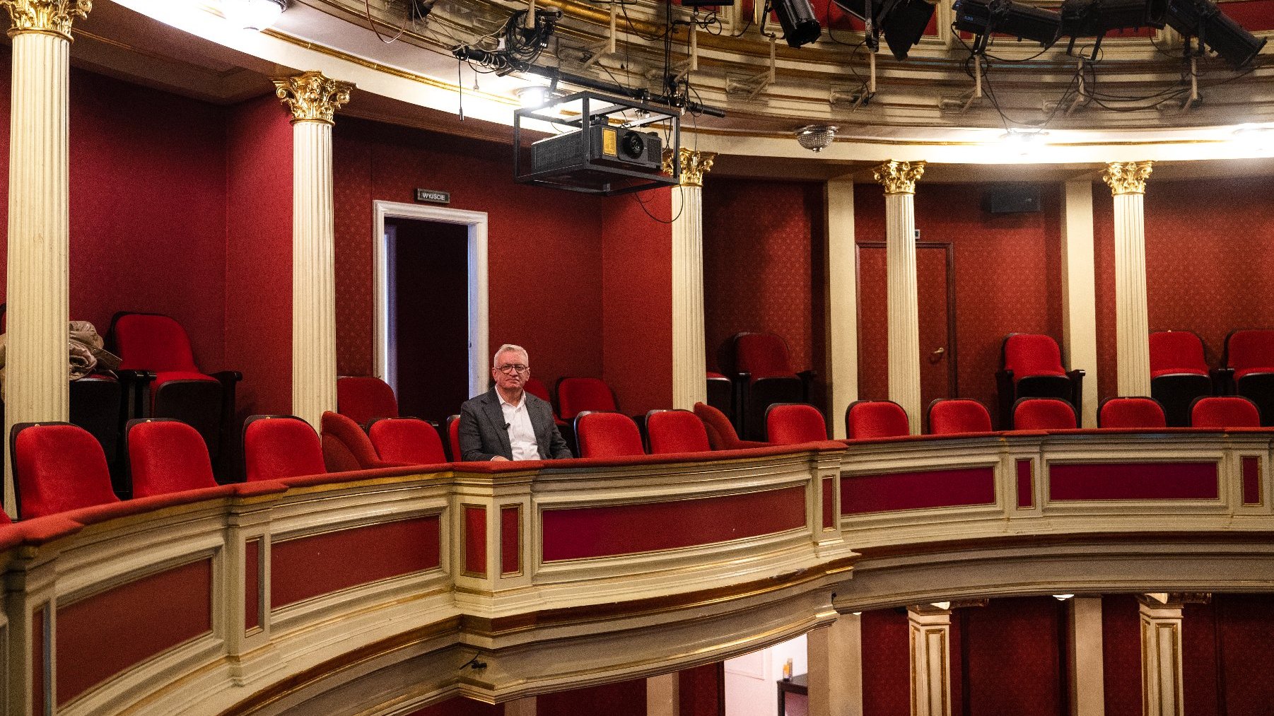 Na zdjęciu prezydent Poznania siedzący na widowni teatru, w loży