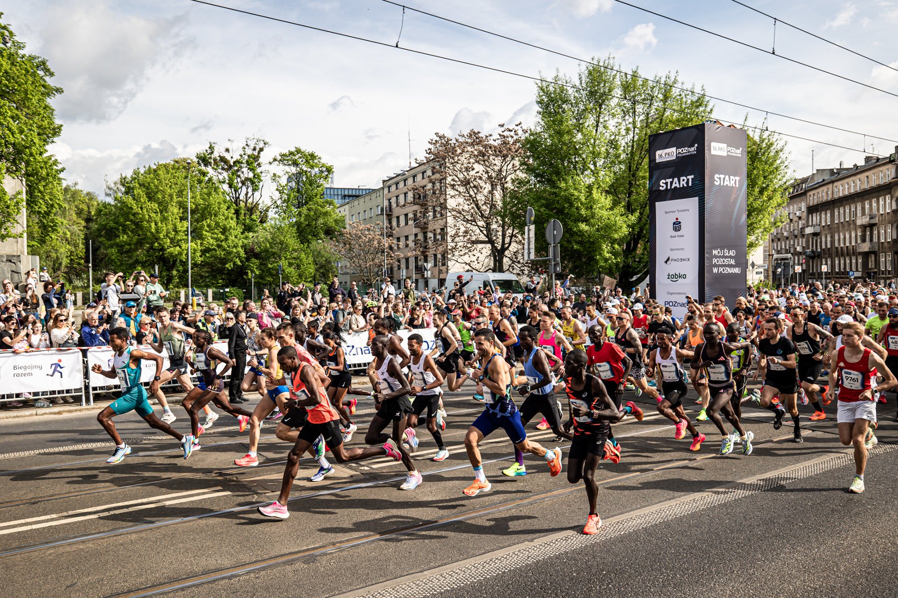 Start dużej grupy biegaczy biegaczy podczas zeszłorocznego półmaratonu - grafika artykułu