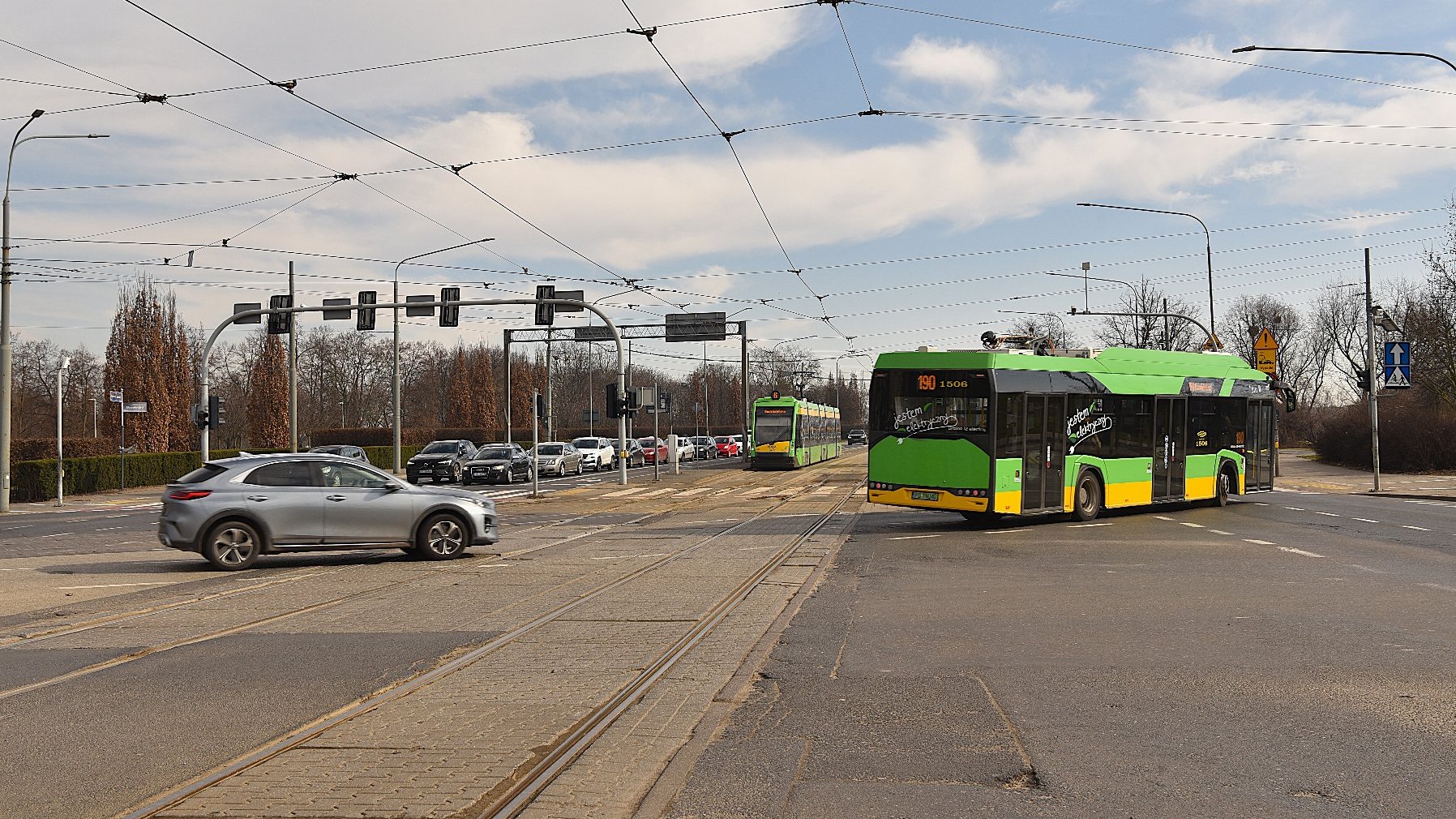 Węzeł AWF i skręcający w ul. Królowej Jadwigi autobus oraz samochód osobowy
