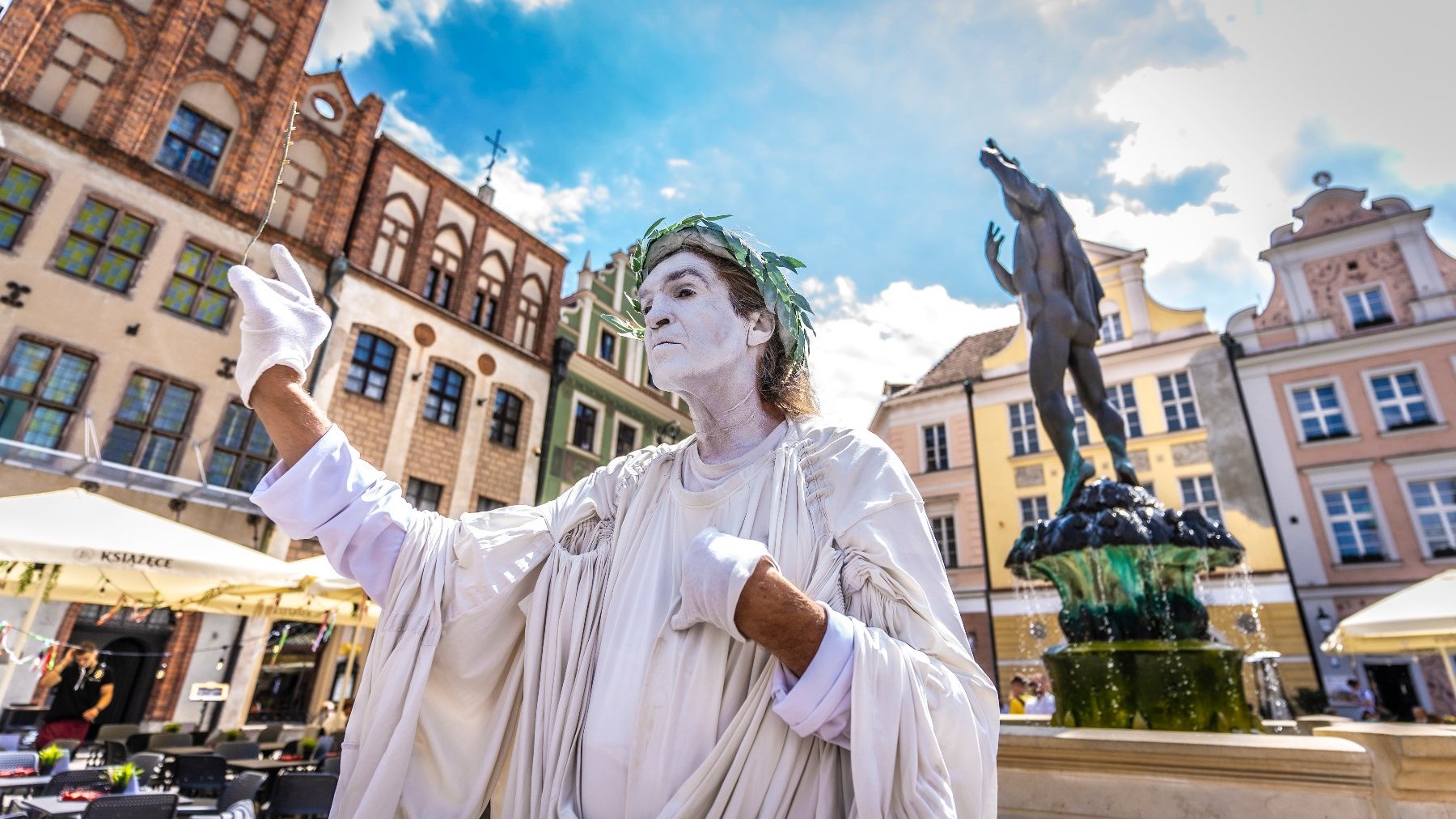 Aktor teatru plenerowego podczas występu na placu Kolegiackim