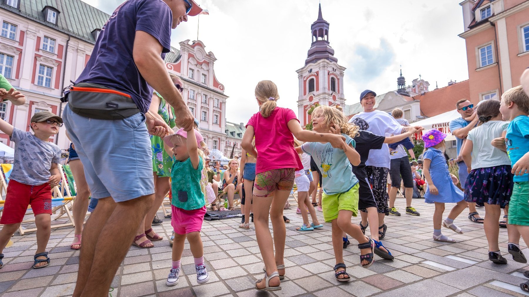 Bawiące się dzieci podczas pikniku na płycie placu Kolegiackiego