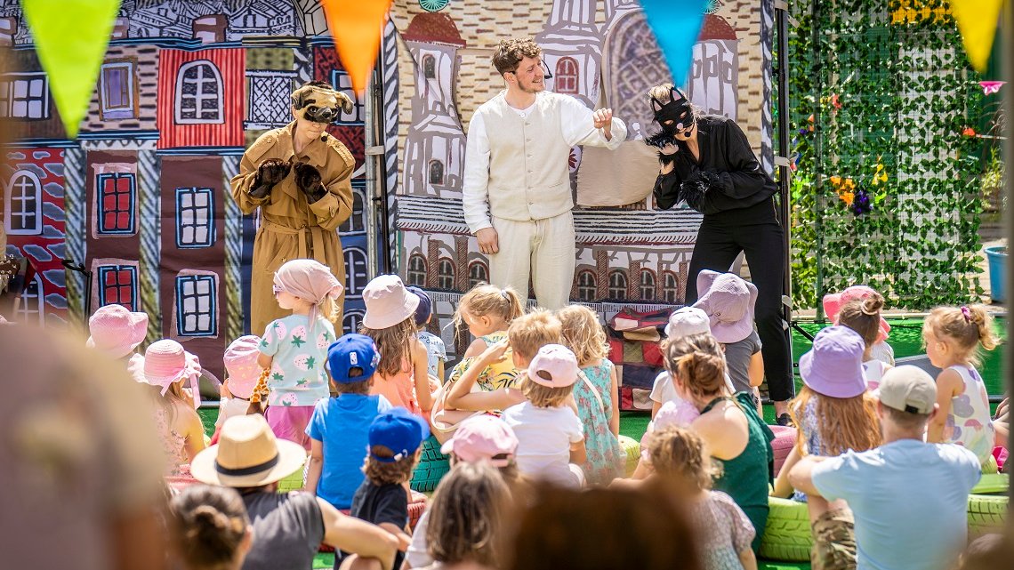 Teatrzyk dla dzieci podczas występu na Madalinie.