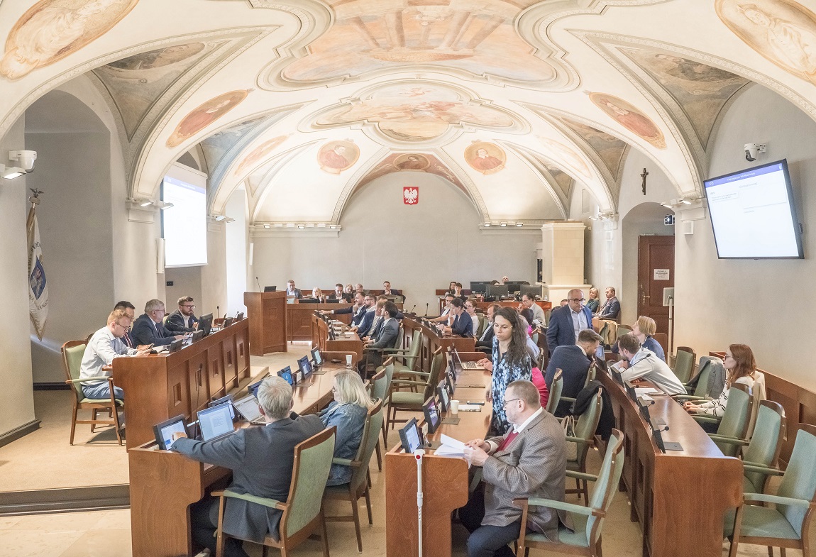 Radne i radni Miasta Poznania obradują w sali sesyjnej - grafika artykułu