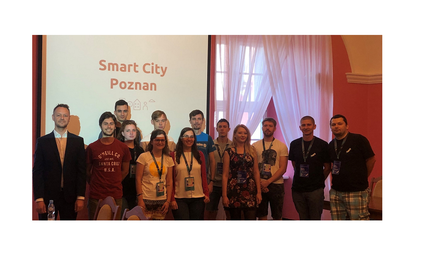 Pełnomocnik Prezydenta ds. Smart City razem ze studentami Szkoły Letniej Here - grafika artykułu