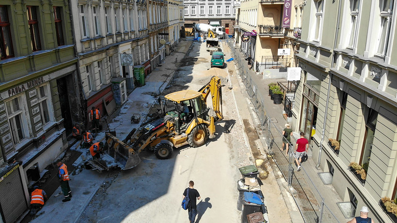 Zdjęcie przedstawia prace budowlane na ul. Kwiatowej. Widać na nim maszyny budowlane i pracowników