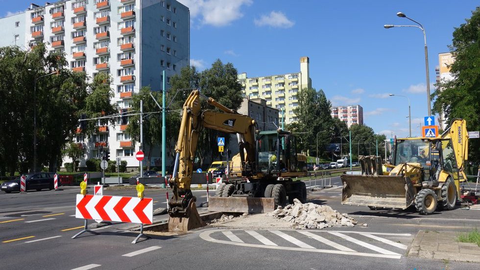 Zdjęcie przedstawia prace budowlane na skrzyżowaniu ulic Hetmańskiej i Dmowskiego. Widać na nim koparki i bloki