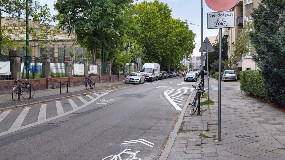 Zdjęcie przedstawia kontraruch na ul. Sienkiewicza. Widać na nim zaparkowane samochody