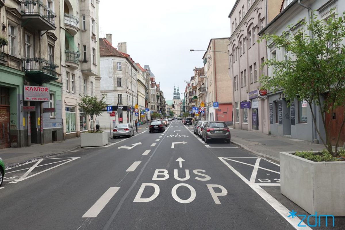 Zdjęcie przedstawia buspas na ul. Garbary. Widać na nim jadące lub stojące samochody - grafika artykułu