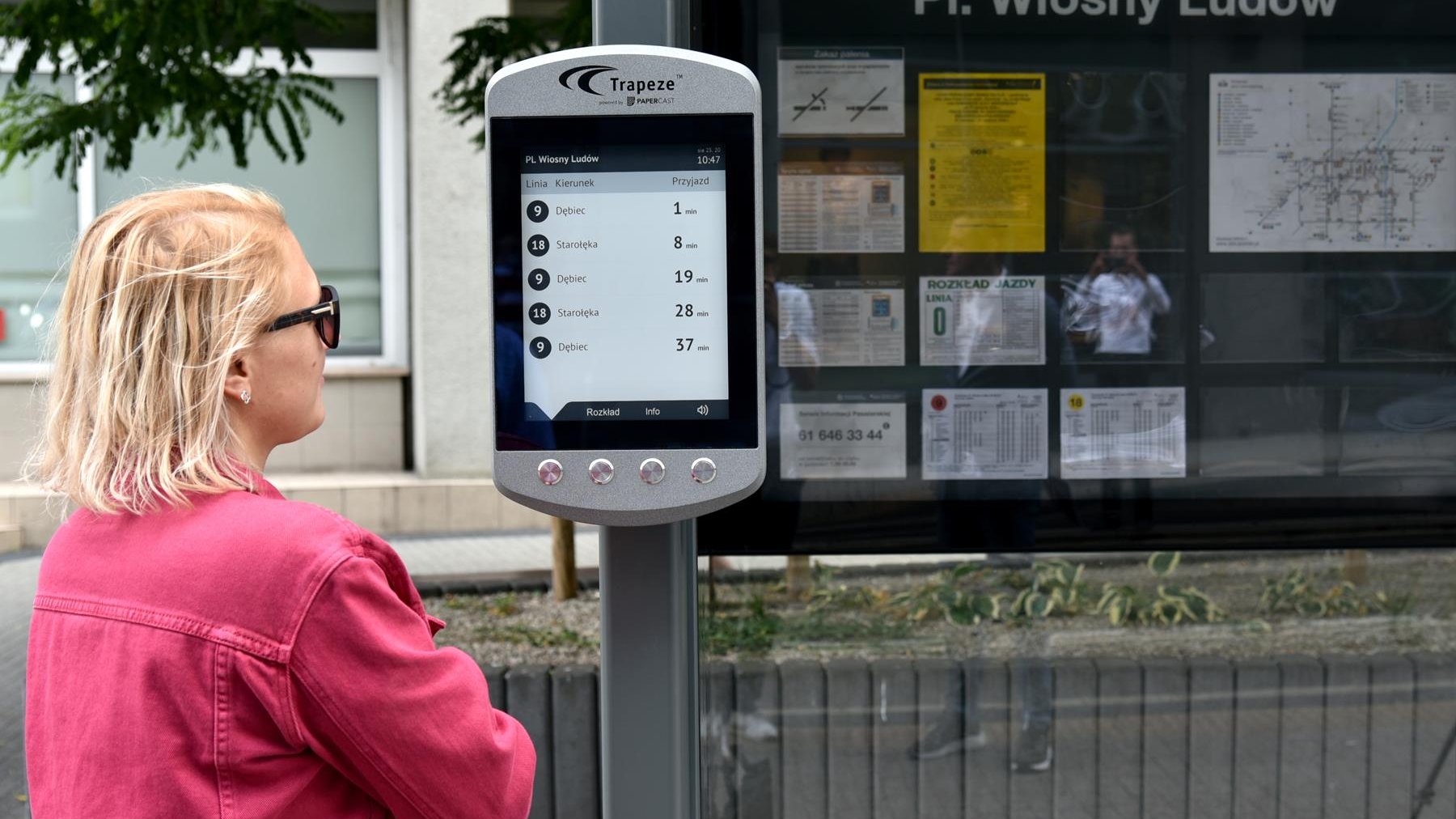 Rozkład jazdy na e-papierowym wyświetlaczu zawisł przy przystanku Pl. Wiosny Ludów