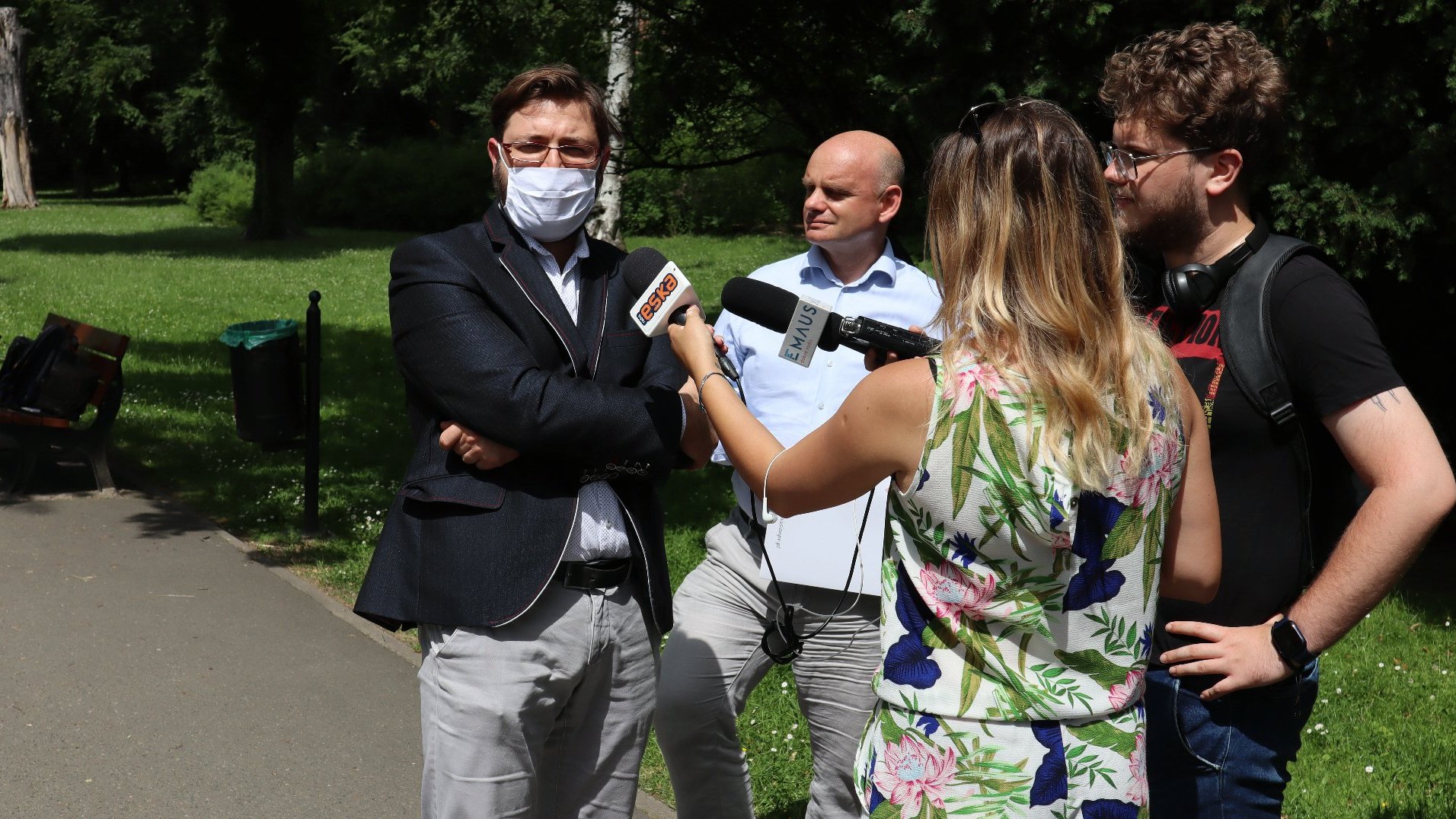 Zdjęcie przedstawia dyrektora Zarządu Zieleni Miejskiej udzielającego wywiadu dziennikarzom.