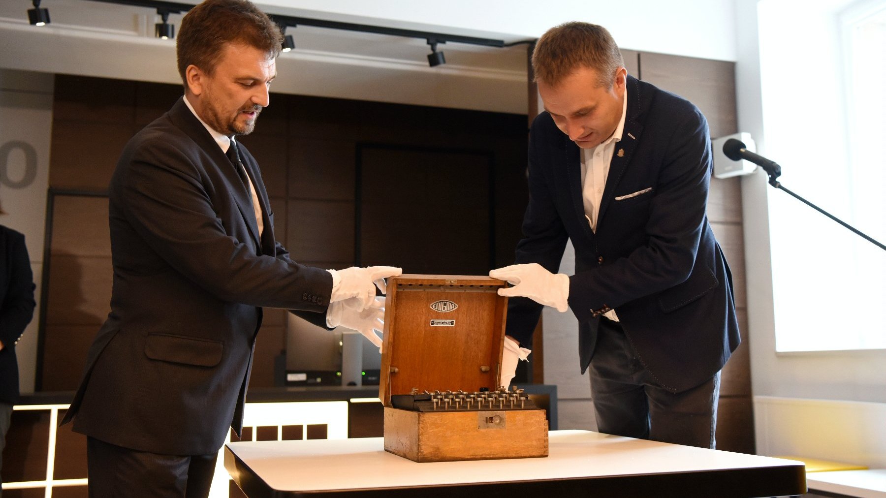 Na zdjęciu Mariusz Wiśniewski, zastępca prezydenta Poznania oraz Aleksander Ostasz, dyrektor Muzeum Oręża Polskiego w Kołobrzegu.