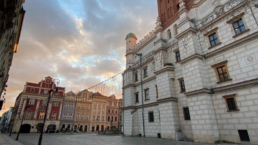 Zdjęcie Ratusza na tle błękitnego nieba z chmurami.