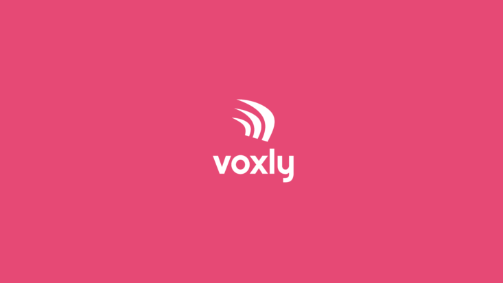 Logo platformy Voxly w kolorze białym na różowym tle. - grafika artykułu